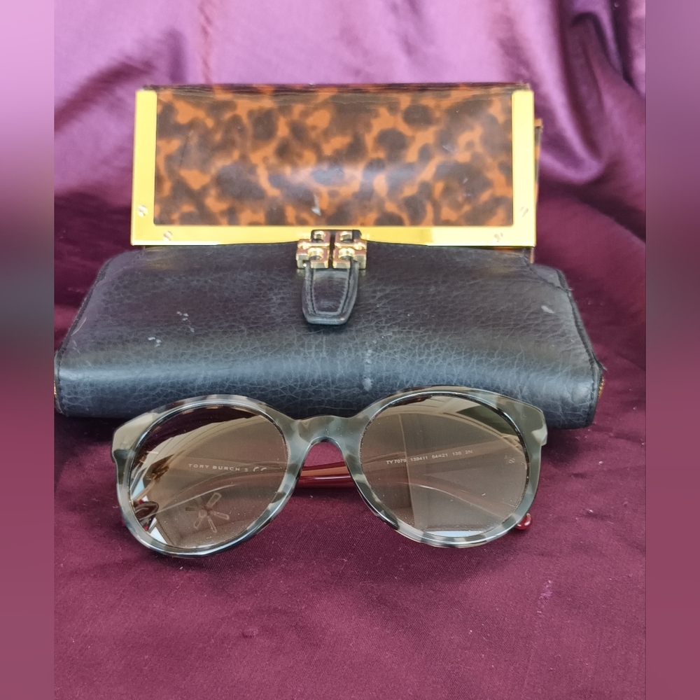 Tory Burch Black Leather Wallet with Gold Accent - Picture 2 of 16